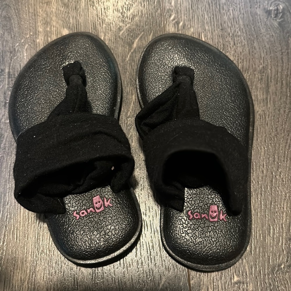 Sanuk Sandal. Like new. Size 7-8 toddler.